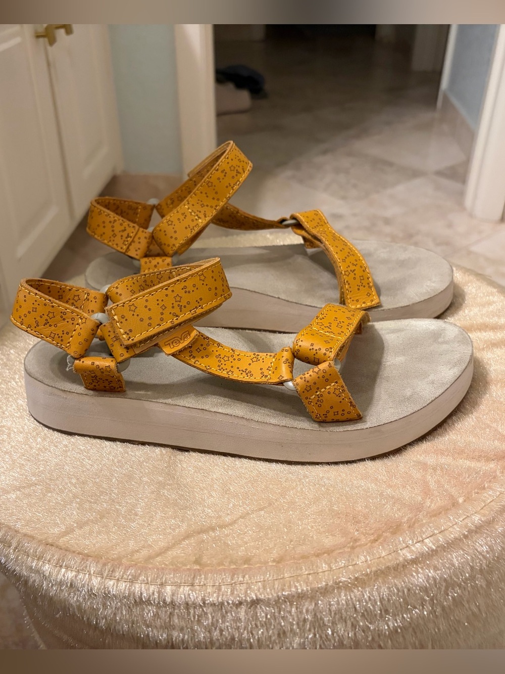 Teva yellow-tan Star-Patterned Strappy Sandals